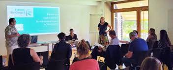 Un groupe de travail dans une salle