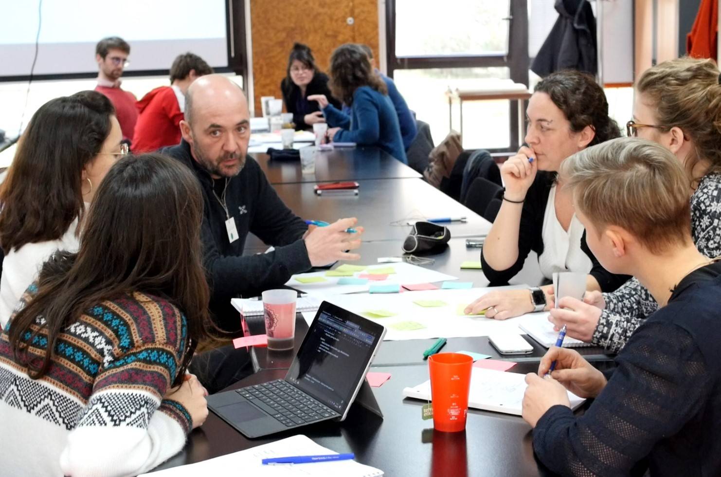 Participants autour d'une table pour l'un des ateliers du projet PACON