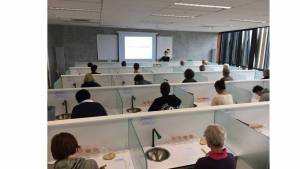 Jury de consommateurs de vin dans une salle de test